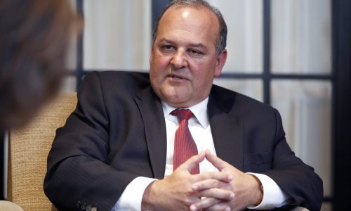 Je li dolazak ovog čovjeka poruka SAD-a Zagrebu da pazi što radi s pločom HOS-a u Jasenovcu?