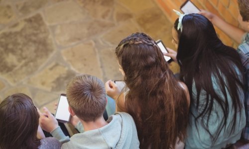 U kojoj je dobi najbolje dati mobitel djetetu? Evo što kaže nova studija