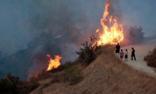 Stotine ljudi bježi pred najvećim požarom u povijesti Los Angelesa