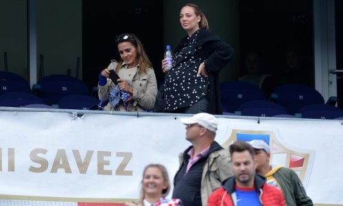 Izabel Kovačić i Vanja Modrić tijekom utakmice bodrile muževe