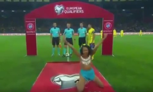 Aktivistica u toplesu upala na utakmicu i poslala poruku cijelom svijetu
