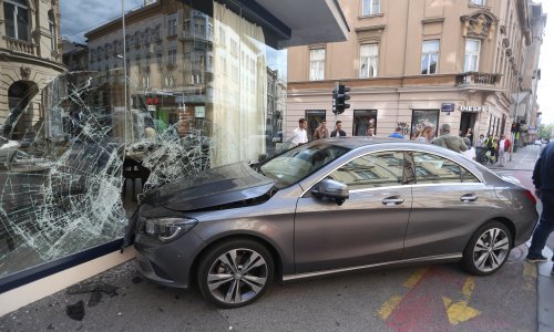 Luksuznim Mercedesom zabila se u poznati zagrebački restoran Takenoko