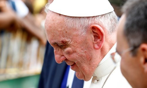 Papa udario glavom o staklo, zaradio posjekotinu i modricu