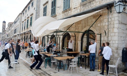 Nevrijeme na jugu: Dubrovčane odnio vjetar, Komižu poplavila kiša