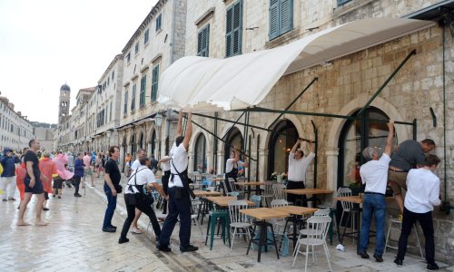 Kaos u Dubrovniku: Olujni vjetar s kišom rušio stabla, trgao tende