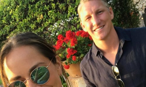 Obožavatelji nagađaju: Nazire li se to trudnički trbuščić ili je kriva košulja?