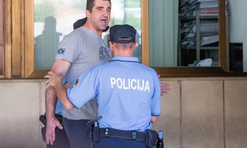 Osumnjičenik za oružanu pljačku u Dubrovniku psovao i pljuvao na novinare