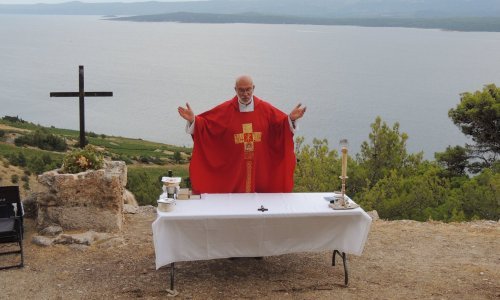 GLAS osuđuje govor mržnje hvarskog svećenika i zahtijeva ispriku vrha Katoličke crkve