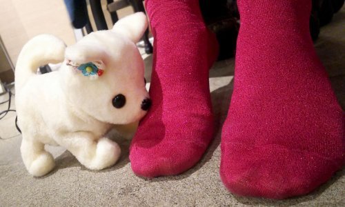 Ovaj mali robot pada u nesvijest kada nanjuši smrdljive noge