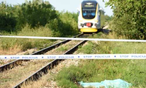 U naletu vlaka na auto poginule dvije osobe