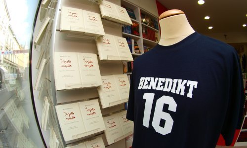 Dok se Papa zakašlje, oni su već izdali njegovu knjigu. I rasturaju