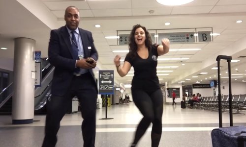 Zapela u zračnoj luci pa snimila internetski hit