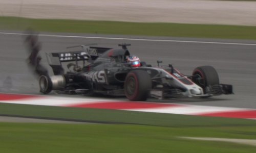 Neočekivano oštećenje na stazi izazvalo opasnu F1 nesreću u Maleziji!