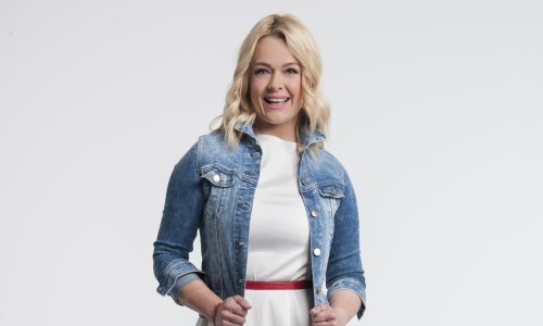 Izazovno izdanje: Minea zavodi u pripijenoj kožnoj haljini