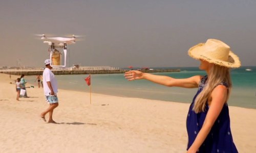 Kafić u Dubaiju dostavlja narudžbe dronom na plažu