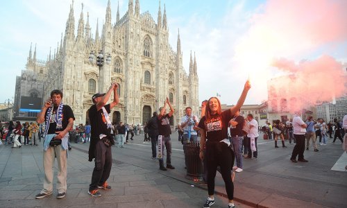 Sramotni performans jednog navijača u Milanu zasjenio je i bakljadu Armade