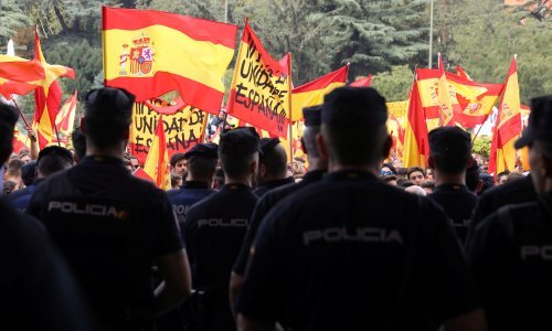 Sve napetije u Španjolskoj: Policija zatvorila polovicu škola u Kataloniji, veliki prosvjed u Madridu