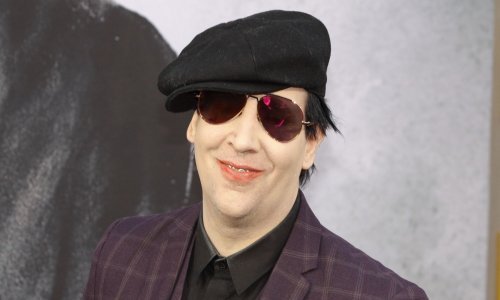 Ekscentrični pjevač doživio bizarnu nesreću tijekom nastupa