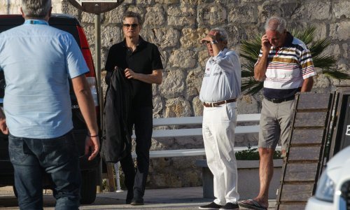 Pierce Brosnan uživa na večeri pod budnim okom supruge, a kolege snimaju