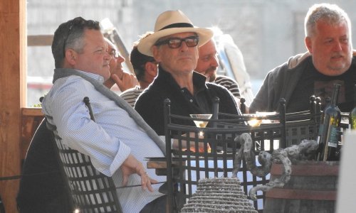 Poput pravog Jamesa Bonda: Pierce Brosnan uživa u zalasku uz prepoznatljivo piće