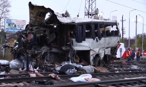 Najmanje 16 poginulih nakon što se vlak zabio u prepuni autobus