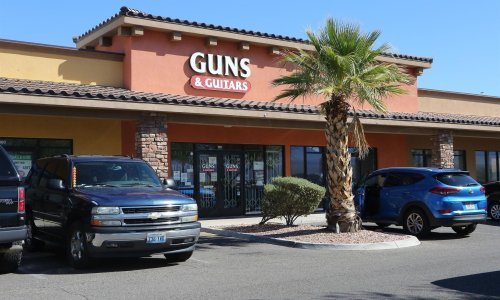 Zašto nakon svakog masakra u SAD-u rastu cijene dionica proizvođača i trgovaca oružjem?