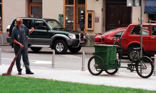 Vozač terenca u Podsusedu pokosio čistače uz cestu pa se zabio uz kamion