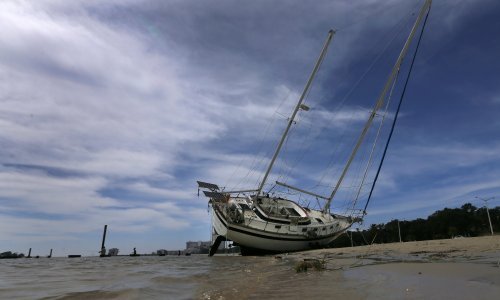 [VIDEO] Poznati meteorolog usred uragana zamalo dobio stolac u glavu