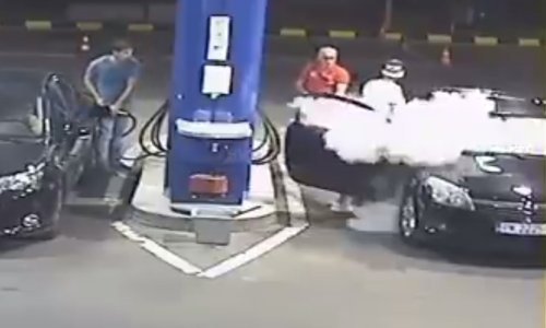 Odbio ugasiti cigaretu na benzinskoj, djelatnik ga ‘ugasio’ protupožarnim aparatom