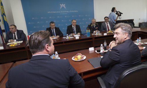 Plenković u Splitu dočekan pljeskom, Opari poklonio 10 posto Hajduka