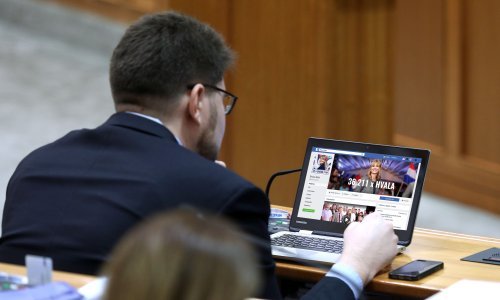 U moru lažnih profila političara kako otkriti koji je pravi?