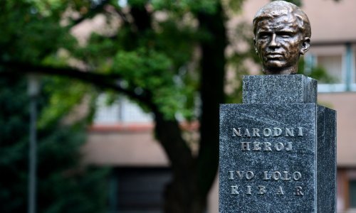 Otkud sad Lolo!? Provjerili smo je li se na spomeniku Ivi Loli Ribaru potkrala pogreška