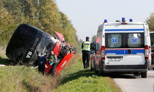 Autobus pun djece sudario se s automobilom kod Slavonskog Broda; petero zadržano u bolnici