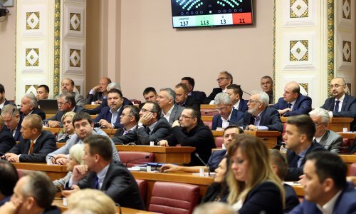 Uz crvene štikle na saborskoj klupi, izglasan Državni proračun za 2018.