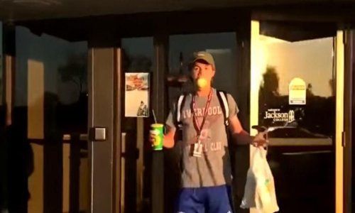 Nema jabuke koju ovaj student ne može uloviti ustima