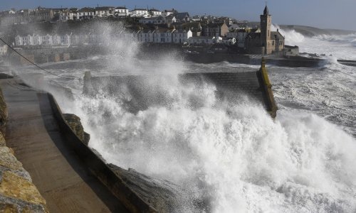 Oluja Ofelija u Irskoj odnijela tri života