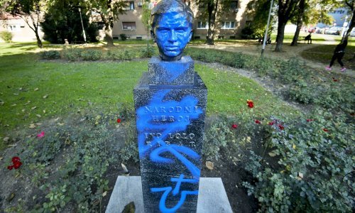 Vandali na djelu: Išarali bistu Ive Lole i nacrtali ustaško 'U'
