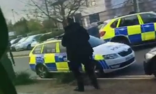 Naoružani muškarac drži taoce u kuglani