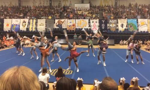Tate s pederušama rasturili natjecanje cheerleaderica i zapalili internet