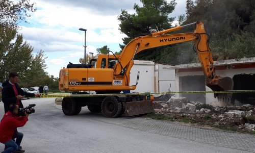 [VIDEO] Dan D na Žnjanu: Bager ipak ruši manji objekt, problematičan još jedan