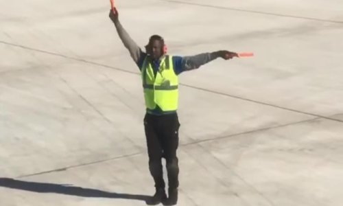 Djelatnik zračne luke zaplesao na poslu