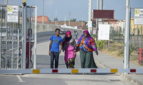 Tportal u najvećem izbjegličkom kampu u Europi: Ljudske drame iza bodljikave žice u sjeni mafije