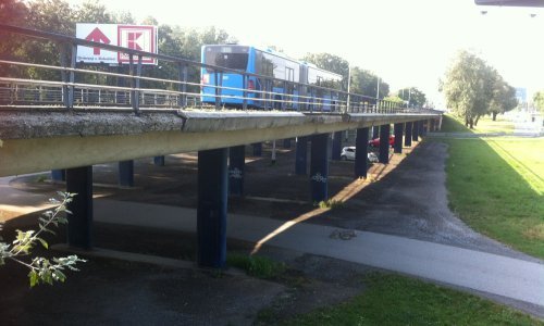 Dok fontane pršte, mostovi se raspadaju