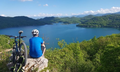 Biciklirali smo od Tesle do očaravajućeg jezera skrivenog u Lici