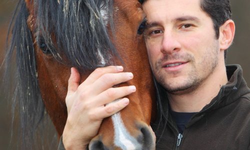 Glumac Dušan Bućan priprema predavanje o svojim putovanjima