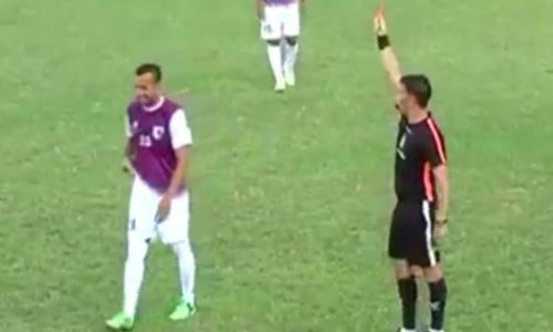 Pogledajte kako je za samo 10 sekundi dobio dva žuta, a da loptu nije ni taknuo