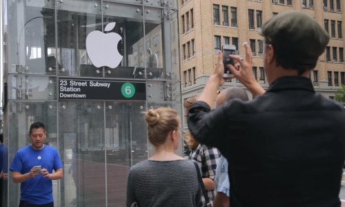 Pretvorili dizalo u Appleovu trgovinu pa zezali prolaznike