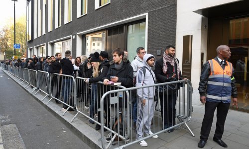 [FOTO] Kupci nagrnuli po najskuplji iPhone ikada