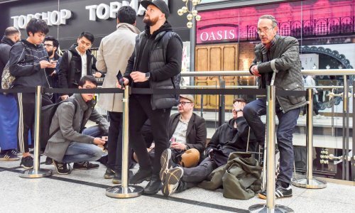 Ovršili ga dok je čekao u redu za iPhone