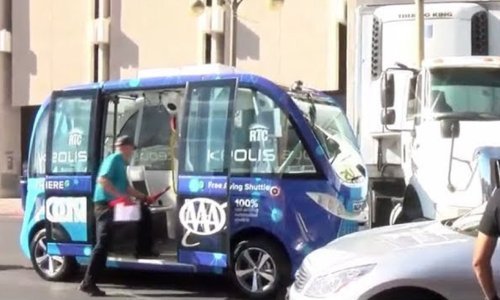 Samovozeći autobus sudario se na prvom danu posla